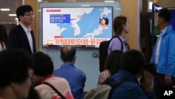 Warga menyaksikan siaran berita televisi melaporkan gempa di Korea Utara di Stasiun Kereta Seoul di Seoul, Korea Selatan, Sabtu, 23 September 2017.