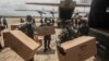 Para anggota TNI membantu distribusi peralatan medis ke sejumlah rumah sakit di tengah wabah virus corona, di Bandara Tjilik Riwut, Kalimantan Tengah, 4 April 2020. (Foto: Antara via Reuters)