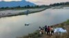  ပြည်တွင်းစစ်ဘေးရှောင်များ အစားအသောက်အကူအညီများသယ်ဆောင်နေပုံ ( crd -Oway ) ၂၇-၁၂-၂၁