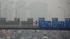 2012年6月6号北京高度空气污染的一天一个行人穿过一条主要公路上的天桥