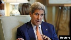 Menteri Luar Negeri AS John Kerry berbicara pada media setelah bertemu dengan Menteri Luar Negeri Arab Saudi Adel al-Jubeir di Departemen Luar Negeri di Washington, 16 Juli 2015.