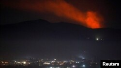 Asap membumbung melewati gunung sebagaimana tampak dari pinggiran kota Damaskus, Suriah, 25 Desember 2018 (foto: Reuters/Omar Sanadiki)