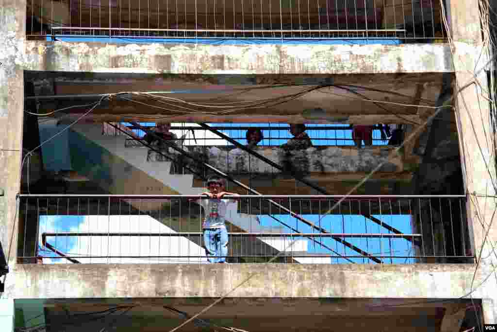 A general view of Phnom Penh&#39;s White Building and its residents on Friday, September 5, 2014. (Nov Povleakhena/VOA Khmer)