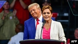 (Archives) Moyi lingomba lya ba Republicains Kari Lake (D) azali koloba pene na moyi lingomba lya ye, mokonzi alongi maponami na Ekolo Amerika, Donld Trump, na bobeti ntangwa yambo na maponami, Arizona, 13 sanza ya zomi 2024.