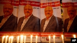 Lilin-lilin yang dinyalakan para aktivis, sebagai bentuk protes atas pembantaian wartawan Saudi, Jamal Khashoggi, ditempatkan di luar konsulat Saudi Arabia, di Istanbul, 25 Oktober 2018 (foto: AP Photo/Lefteris Pitarakis)