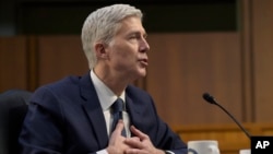 Hakim Neil Gorsuch memberikan kesaksian di depan Komisi Senat AS di gedung Capitol Hill di Washington DC (foto: dok).