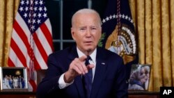 Biden yayin da yake jawabi daga ofishinsa