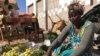 Une vendeuse de légumes au marché Castor de Dakar, le 25 janvier 2019. 
