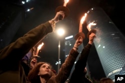 Demonstranti drže baklje dok se okupljaju tokom protesta pozivajući na oslobađanje svih talaca koje je Hamas zarobio u Pojasu Gaze, u Tel Avivu, Izrael, 18. januara 2025. godine.