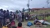 Sejumlah masyarakat di Kampung Mamba Distrik Sugapa, Kabupaten Intan Jaya, Papua, mengerumuni jenazah seorang warga sipil yang tewas ditembak kelompok bersenjata. Sabtu 30 Mei 2020. (Foto: Polda Papua)