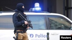 Seorang polisi Belgia tengah berjaga di depan gedung pengadilan di Brussels, Belgia (Foto: dok). 