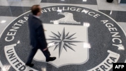Logo Badan Intelijen Pusat AS (CIA) di markas besarnya di Langley, Virginia.