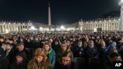 Католичките верници присуствуваат на ноќната молитва за папата Фрањо на плоштадот Свети Петар во Ватикан, недела, 2 март 2025 година.