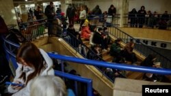 Orang-orang berlindung di sebuah tempat perlindungan di stasiun metro di tengah serangan militer Rusia di Kyiv, ibu kota Ukraina, Rabu, 13 November 2024. (Foto: Alina Smutko/Reuters)