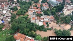Suasana sebagian ibu kota DKI Jakarta yang terlihat dari pantauan BNPB dengan helikopter Rabu (1/1).