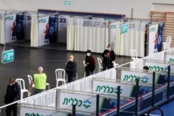 Antrean warga Israel untuk vaksinasi COVID-19 di Petah Tikva, Israel, 28 Januari 2021.