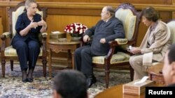 Presiden Aljazair, Abdelaziz Bouteflika menerima kunjungan Menlu AS Hillary Clinton di Algiers hari Senin (29/10).