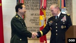 2014年5月14日华盛顿特区国家战争学院：美国陆军将军, 参谋长联席会议主席登普西和中国人民解放军总参谋长房峰辉在欢迎酒会上握手。登普西和他的中国同行继续讨论如何改善美中军事的关系。(国防部照片)