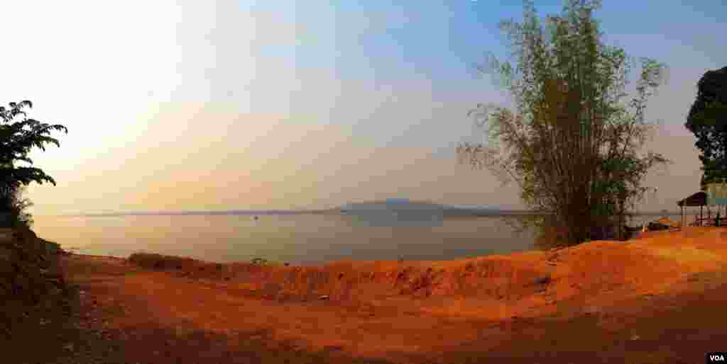 Soporkaley mountain, named after a Cambodian folktale, from across the Mekong River in Chhloung district, Kratie Province. Cambodia, March 16, 2014. (Nov Povleakhena/VOA Khmer)
