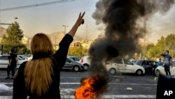 Protesti u Iranu zbog smrti 22-godišnje Mahse Amini posle hapšenja od strane "policije za moral", 1. oktobra 2022. u Teheranu. (Foto: AP/Middle East Images)