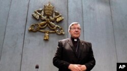Kardinal George Pell tiba untuk membuat pernyataan, di Vatikan, 29 Juni 2017. (Foto: dok).