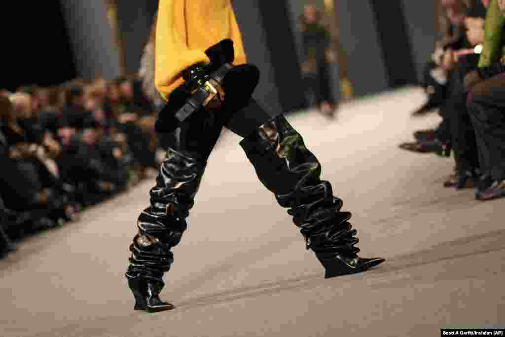 Манекенка носи креација како дел од колекцијата женска облека &bdquo;Balmain&ldquo; есен/зима 2025-2026 претставена во Париз, Франција, 5 март 2025 година.