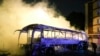 Bomberos usan manguera de agua en un autobús incendiado en Nanterre, en las afueras de París, Francia, el 1 de julio de 2023. El presidente francés, Emmanuel Macron propuso restricciones en las redes sociales para sofocar los disturbios que se extienden por Francia.