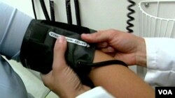 Orang berusia paruh baya dengan tekanan darah tinggi berisiko besar terkena penyakit kardiovaskular dan stroke (foto: dok).