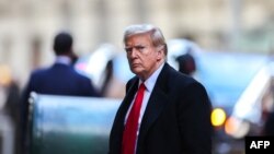 Mantan Presiden AS Donald Trump tiba di 40 Wall Street setelah menghadiri persidangan untuk menentukan tanggal sidang kasus dugaan uang suap terkait hubungan di luar pernikahan, di Kota New York, 25 Maret 2024. (Foto: Charly Triballeau/AFP)