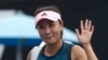 Petenis asal China Peng Shuai melambaikan tangannya kepada para penonton setelah kalah dalam babak pertama turnamen Australia Terbuka di Melbourne, Australia, pada 15 Januari 2019. (Foto: AP/Mark Schiefelbein)