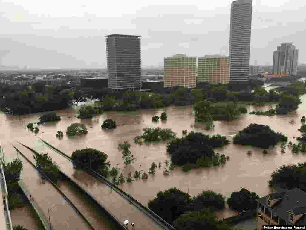 Ambaliyar ruwa a tsakiyar birnin Houston Jihar Texas sanadiyar mahaukaciyar guguwa, Harvey &nbsp;