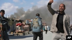 Pasukan keamanan Afghanistan memeriksa lokasi serangan bunuh diri di Kabul, Afghanistan, 1 Maret 2017. 