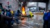 Para petani membakar sampah dan ban saat menggelar demonstrasi di luar Parlemen Eropa di tengah berlangsungnya KTT Uni Eropa di Brussels, Kamis, 1 Februari 2024. (Foto: AP)