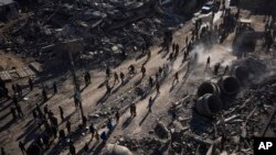 Palestinci gledaju na razaranja nakon izraelskog napada na stambene zgrade i džamiju u Rafahu, Pojas Gaze, 22. februar 2024. (AP Photo/Fatima Shbair)
