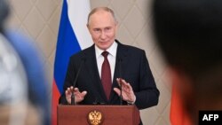 Dalam foto yang didistribusikan oleh kantor berita negara Rusia Sputnik ini, Presiden Rusia Vladimir Putin memberikan keterangan kepada pers setelah menghadiri pertemuan Organisasi Perjanjian Keamanan Kolektif (CSTO) di Astana, 28 November 2024.