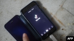 Aplikasi TikTok pada sebuah smartphone di New Delhi, 29 Juni 2020. (Foto: ilustrasi).