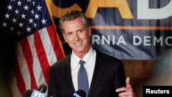 Gubernur California Gavin Newsom berbicara kepada awak media di markas Partai Demokrat di Sacramento setelah pemungutan suara dalam pemilu recall berakhir pada 14 September 2021. (Foto: Reuters)