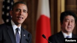 Presiden Amerika Barack Obama memberikan sambutan dalam konferensi peers bersama PM Jepang Shinzo Abe (kanan) di Akasaka, Tokyo (24/4).