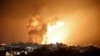 Api dan asap membubung ke udara saat serangan udara Isdael ke Kota Gaza, Minggu, 8 Oktober 2023. (Foto: Eyad Baba/AFP)