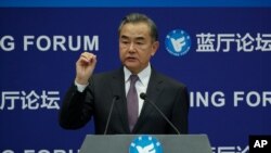 중국의 왕이 외교부장이 28일 베이징 외교부 청사에서 열린 'COVID-19 시대 후 국제 질서와 세계 통치 란팅 포럼'에서 연설하고 있다. 