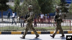 Tentara dari pasukan Resolute Support yang didukung NATO tiba di lokasi ledakan bom mobil di Kabul, Afghanistan, 5 September 2019.
