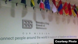 Logo Broadcasting Board of Governors (BBG), badan pemerintah AS yang mengawasi Voice of America dan lembaga penyiaran lainnya yang didanai oleh Kongres, di lobi Voice of America di Washington.