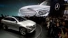 មនុស្ស​ម្នា​មើល​រថយន្ត​ម៉ាក Mercedes ស៊េរី​ចុង​ក្រោយ​គ​បង្អស់ នៅ​ក្នុង​ការ​តាំង​ពិព័រណ៍​រថយន្ត​មួយ​ក្នុង​ក្រុង​ប៉េកាំង។