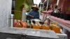 Seorang penjual jamu menjual berbagai jamu untuk menangkal virus Covid-19 di Jakarta (foto: ilustrasi).