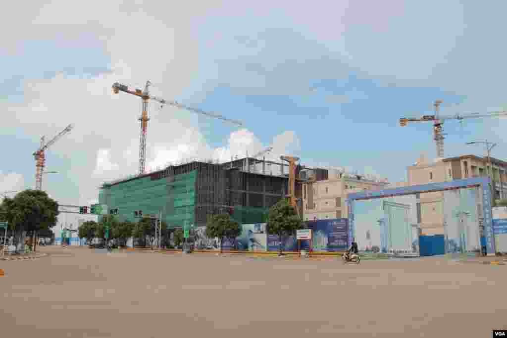 The construction site of two 28 story buildings and three 38 story building of the Riviera Project on Koh Pich Island, September 27, 2014. (Nov Povleakhena/VOA Khmer) 