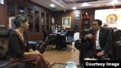 Opposition politician Mu Sochua in a meeting with Deputy Speaker Fadli Zon of the Indonesia lower house on December 7, 2017 in Jakarta. (Courtesy Photo)