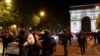 La policía detiene a varios jóvenes en la quinta noche de protestas en París el 2 de julio de 2023.