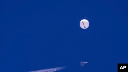 Balon besar tampak terbang di atas Samudra Atlantik di lepas pantai South Carolina, pada 4 Februari 2023. (Foto: Chad Fish via AP)