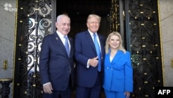 Donald Trump ketika menerima PM Israel Benjamin Netanyahu dan istrinya, Sara, di kediamannya di Mar-a-Lago, West Palm Beach, Florida, pada 26 Juli 2024 (foto: dok). 