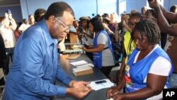 Namibian President Hage Geingob casts his ballot in Windhoek, Namibia in the country's elections Nov. 27, 2019.